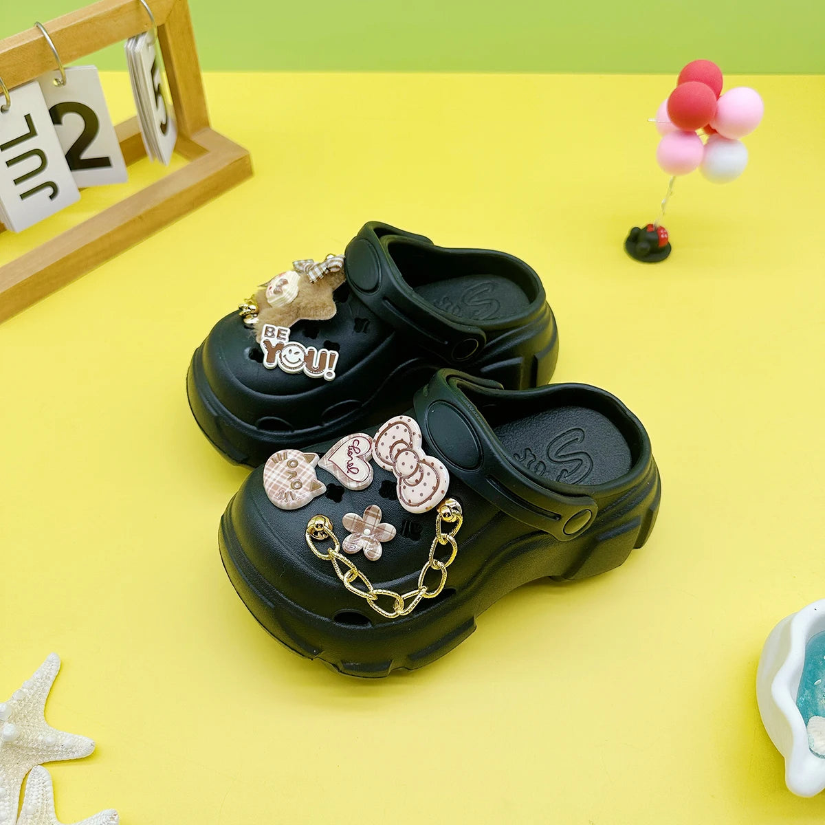 New Fashionable and Versatile Cartoon Chain Five-Pointed Star Kt Cat Hole Shoes Soft Sole Non-Slip Toe Sandals Boys and Girls Slippers 606