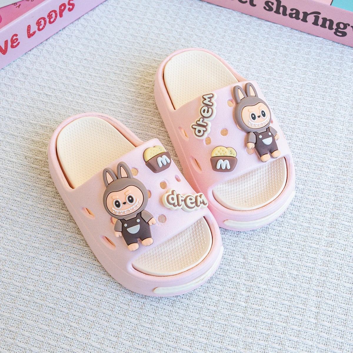 New Popular Cartoon Letters Versatile Eva Slippers for Boys and Girls, Fashionable Double Soft-Soled Non-Slip Sandals 831