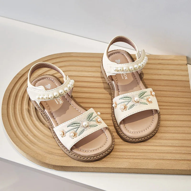 Girls Embroidered Sandals 2024 Summer Kids Princess Sandals with Pearl for Party Wedding Girls Casual Fashion Flat Shoes Elegant