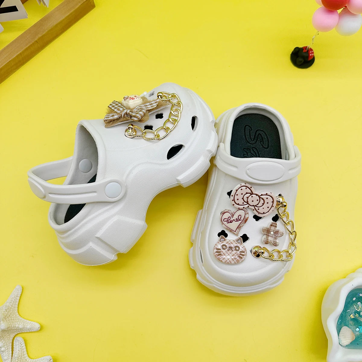New Fashionable and Versatile Cartoon Chain Five-Pointed Star Kt Cat Hole Shoes Soft Sole Non-Slip Toe Sandals Boys and Girls Slippers 606