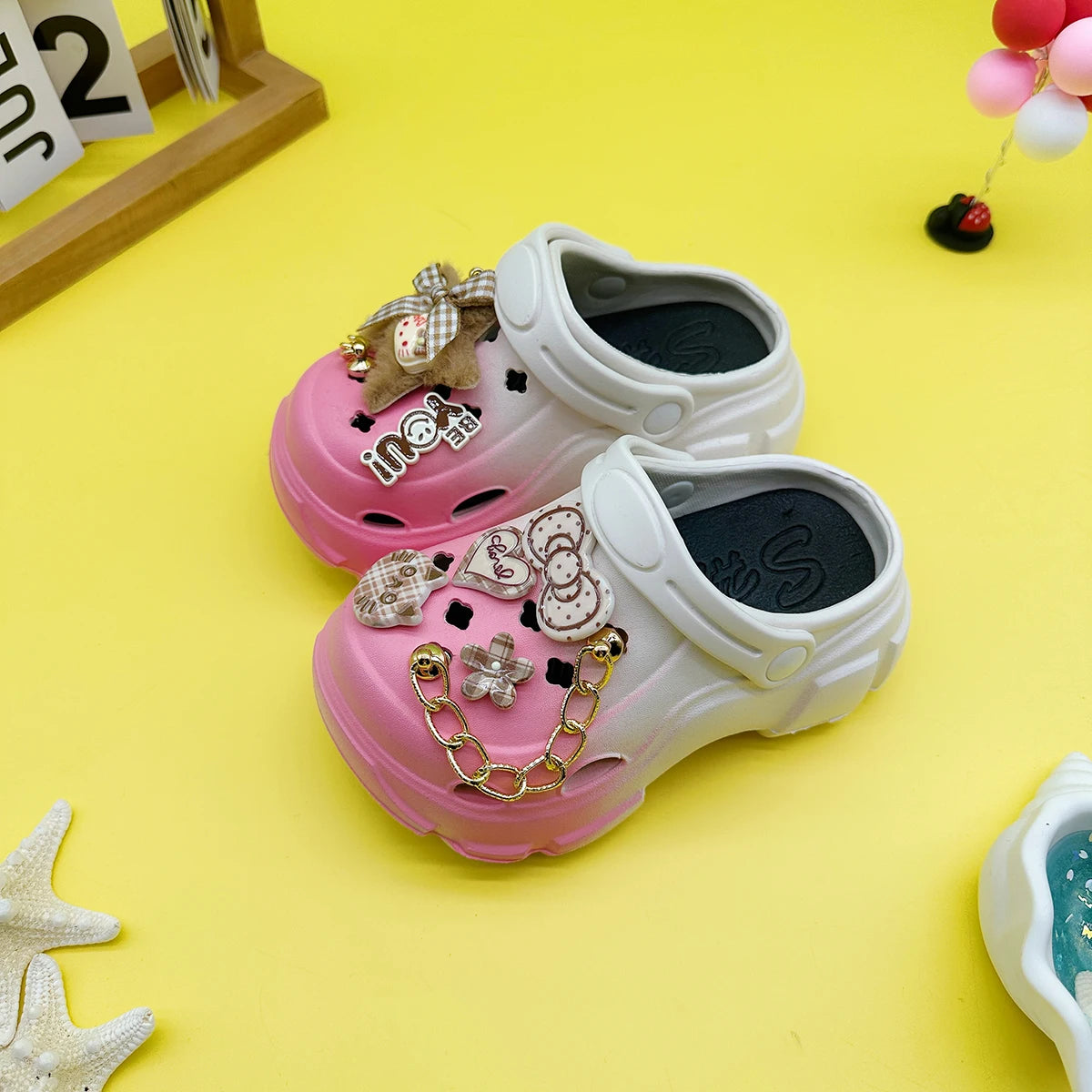 New Fashionable and Versatile Cartoon Chain Five-Pointed Star Kt Cat Hole Shoes Soft Sole Non-Slip Toe Sandals Boys and Girls Slippers 606