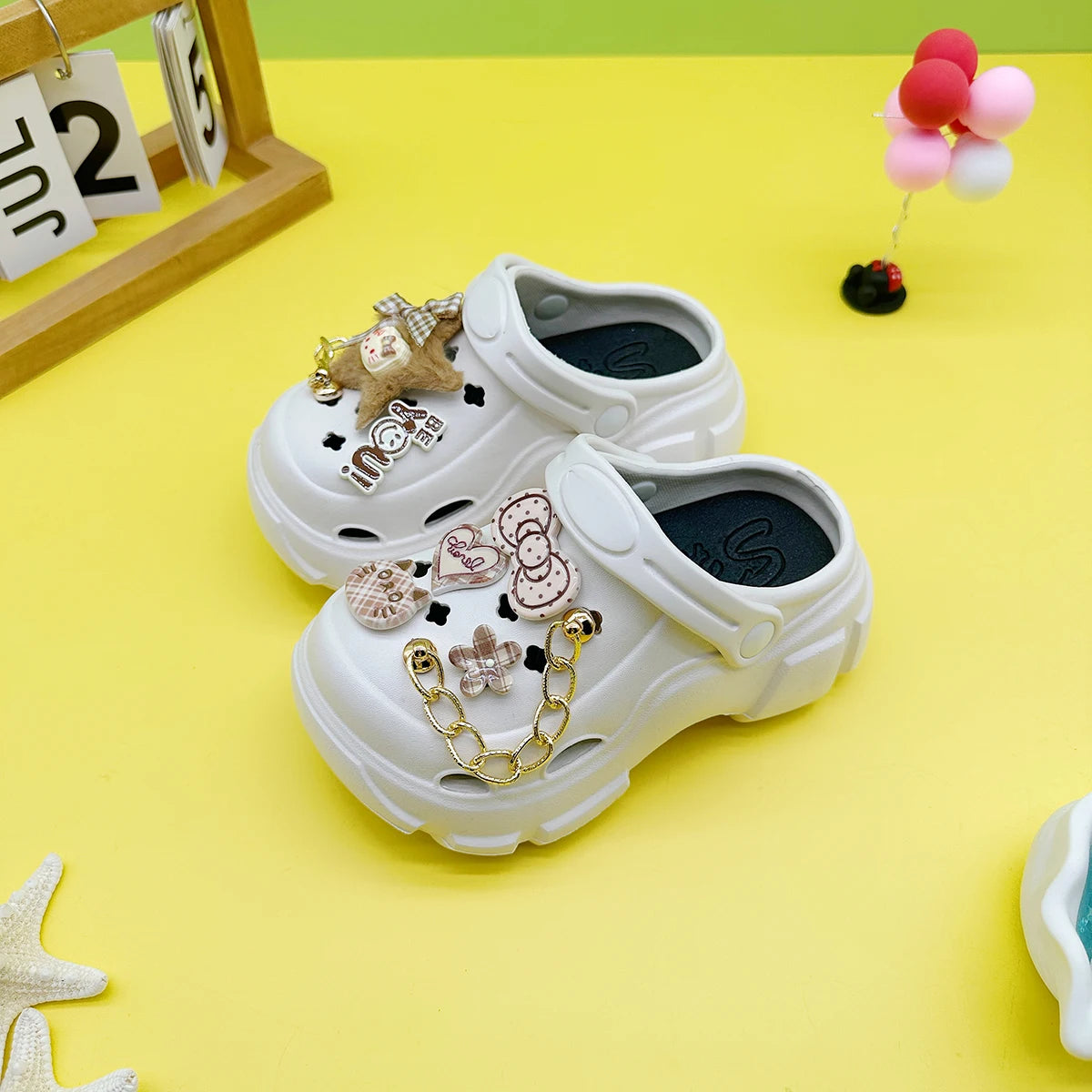 New Fashionable and Versatile Cartoon Chain Five-Pointed Star Kt Cat Hole Shoes Soft Sole Non-Slip Toe Sandals Boys and Girls Slippers 606
