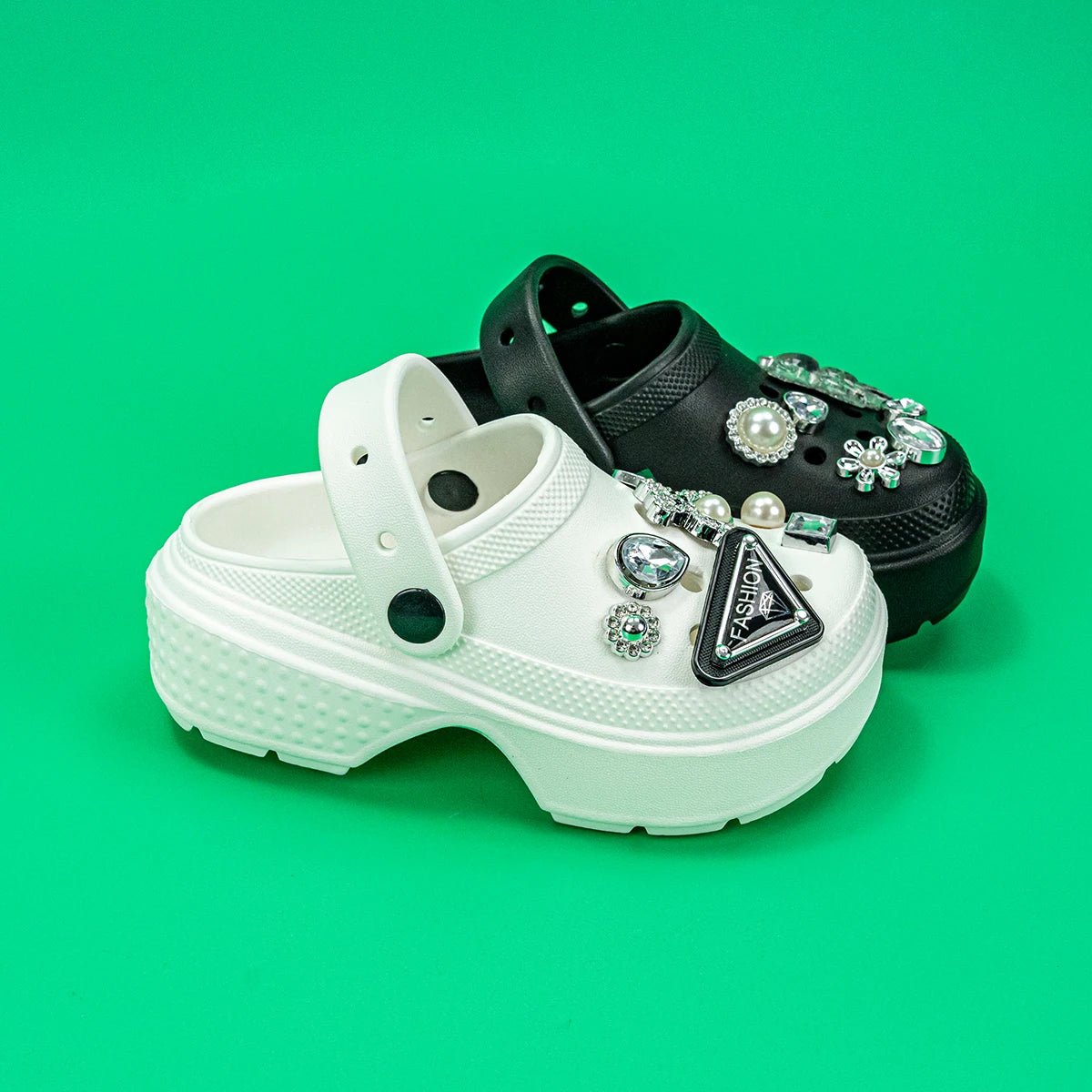 New Boys and Girls Slippers Cartoon Triangle Brand Bear Versatile Eva Hole Shoes Soft Sole Non-Slip Sandals 2310